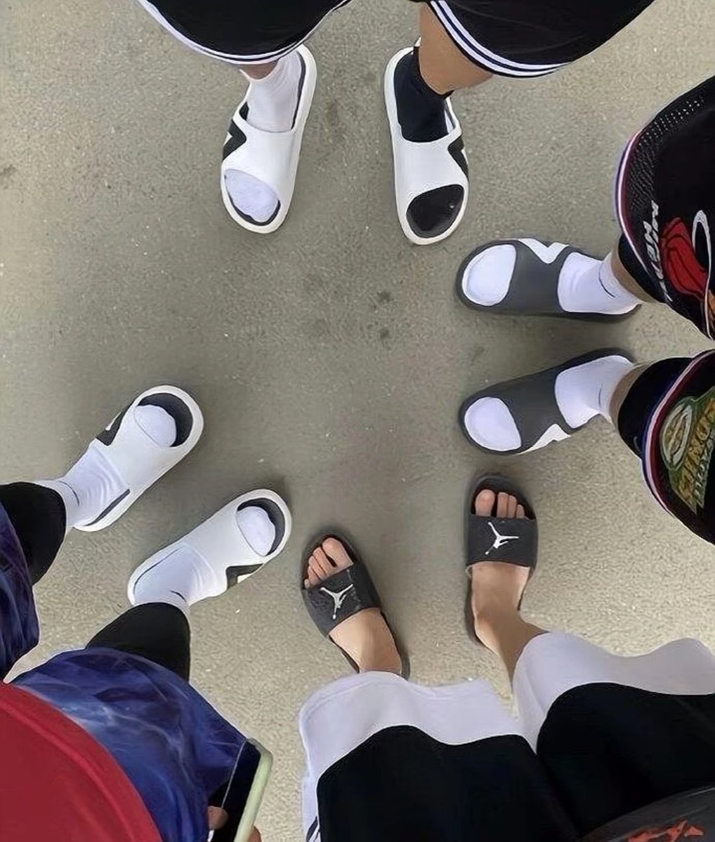 爸爸的贱狗们猜一猜哪个是爸爸的大脚？给你喜欢的袜子穿过原味的脚？ 猜中评论区有奖