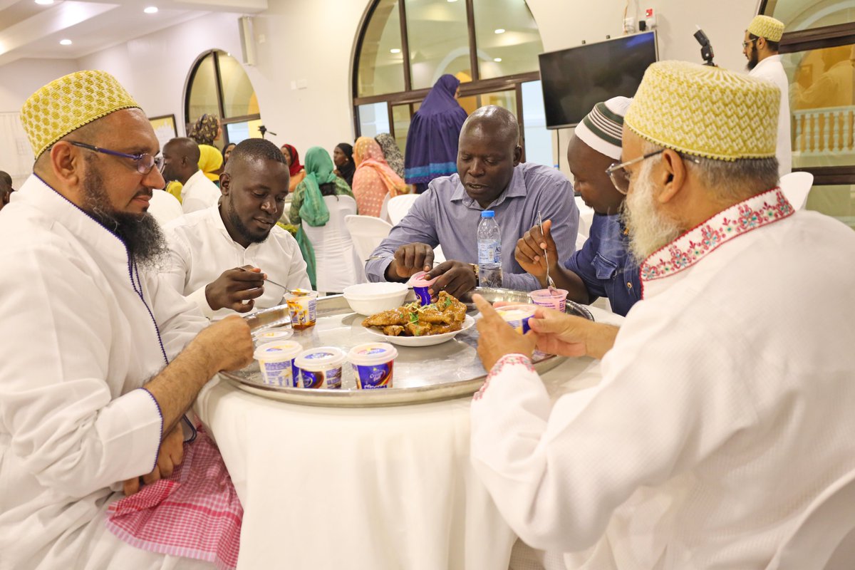 Bohras_EAfrica's tweet photo. It was a pleasure for the @Dawoodi_Bohras in #Kampala to organise a Iftar dinner during the month of #Ramadan and welcome distinguished guests at Burhani Complex.

Along with traditional cuisine, the guests enjoined in discussion about community #values and #traditions. https://t.co/Lmnq0RpQ83