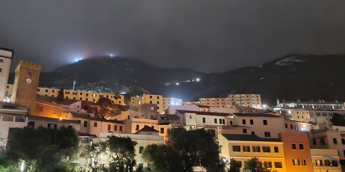 #Gibraltar - 6am, 18/04 - it's been a mostly cloudy, humid and mild night of #Levante - the temperature currently 18C and humidity at 77%, in a light or gentle Easterly breeze.