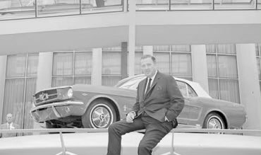 El primer #Mustang comercializado fue un convertible de color blanco Wimbledon, mismo que se entregó en marzo de 1964 con un motor #V8, pero lo curioso es que este no debió ser desplazado, pues únicamente había llegado al distribuidor como exhibición, pero por descuido de este,