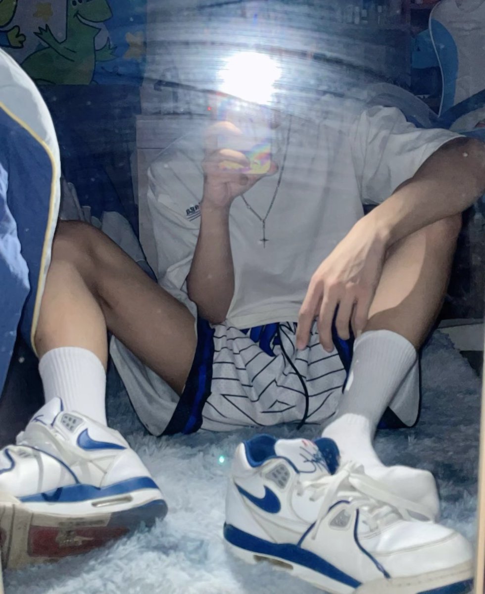 用你的狗嘴为我脱去鞋袜，含住我的臭脚，在你的嘴巴里搅动。