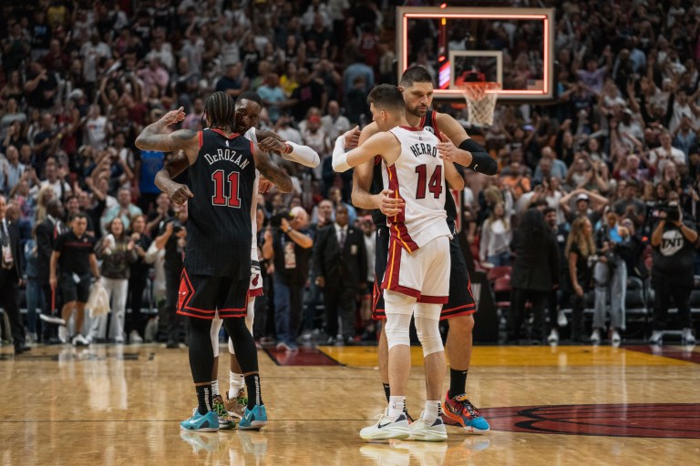 PELO SEGUNDO ANO SEGUIDO, A ÚLTIMA VAGA DOS PLAYOFFS DO LESTE FICARÁ ENTRE MIAMI HEAT E CHICAGO BULLS. A decisão acontece na sexta-feira, em Miami.