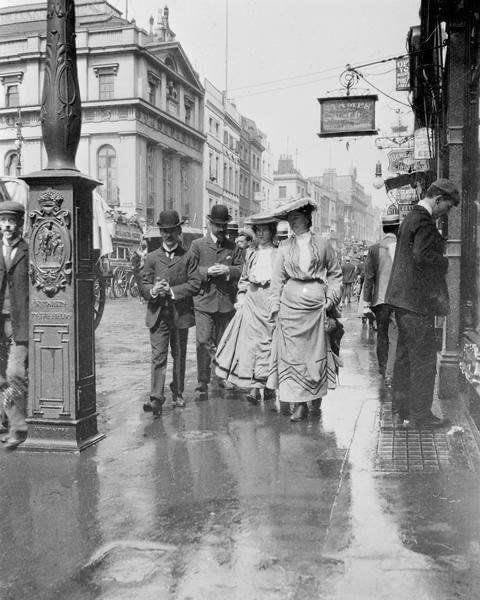 A view  of Oxford Street on a rainy day.
Taken in 1889
