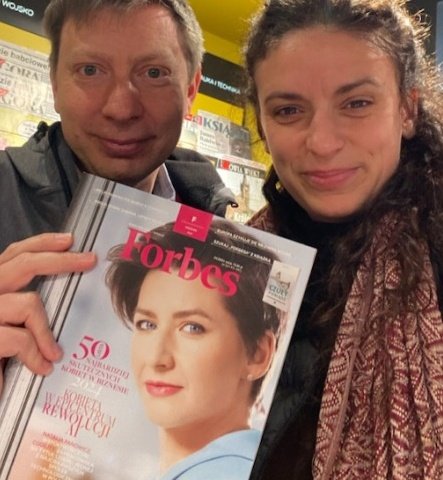 Michal_Bilewicz's tweet photo. Przypadkiem spotkać na lotnisku koleżankę z #ForumDialogu to już coś. Ale przypadkiem zobaczyć w lotniskowym kiosku na okładce @Forbes dawną studentkę, której zawodowa ścieżka zaczęła się w #ForumDialogu, to zupełnie niesamowite.

@nataliapanowicz, wow! https://t.co/iKlAcBidoa