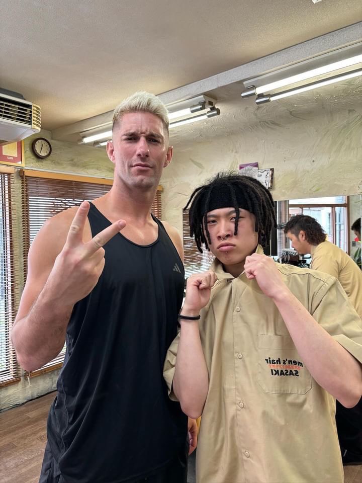 我が家のクレイジーボーイ🤪が働く新宿の床屋さん💈にザックが来たと写真が送られて来た♬