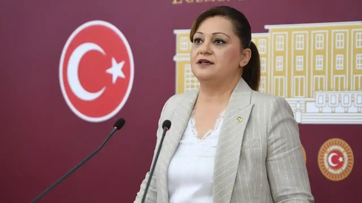 AKP'den CHP'ye geçen Afyonkarahisar Belediyesinin yeni başkanı Burcu Köksal: 'Her yerde kamera, böcek var; prizlerin altına bile koymuşlar. Yaklaşık 1 milyar TL borç bırakılmış. Eski vekil danışmanı belediyeden maaş alıyor ama kendisi ortada yok.'