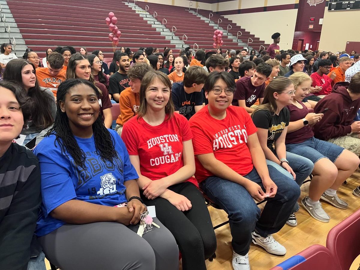 HumbleISD_SCHS's tweet photo. Senior Signing Day was awesome! 🎓🖊️🎉 We had a great time celebrating our students who are furthering their education past SCHS! Congratulations to the Class of 2024 and GO BULLDOGS! #ShineALightSCHS https://t.co/ZXV42uoHEv