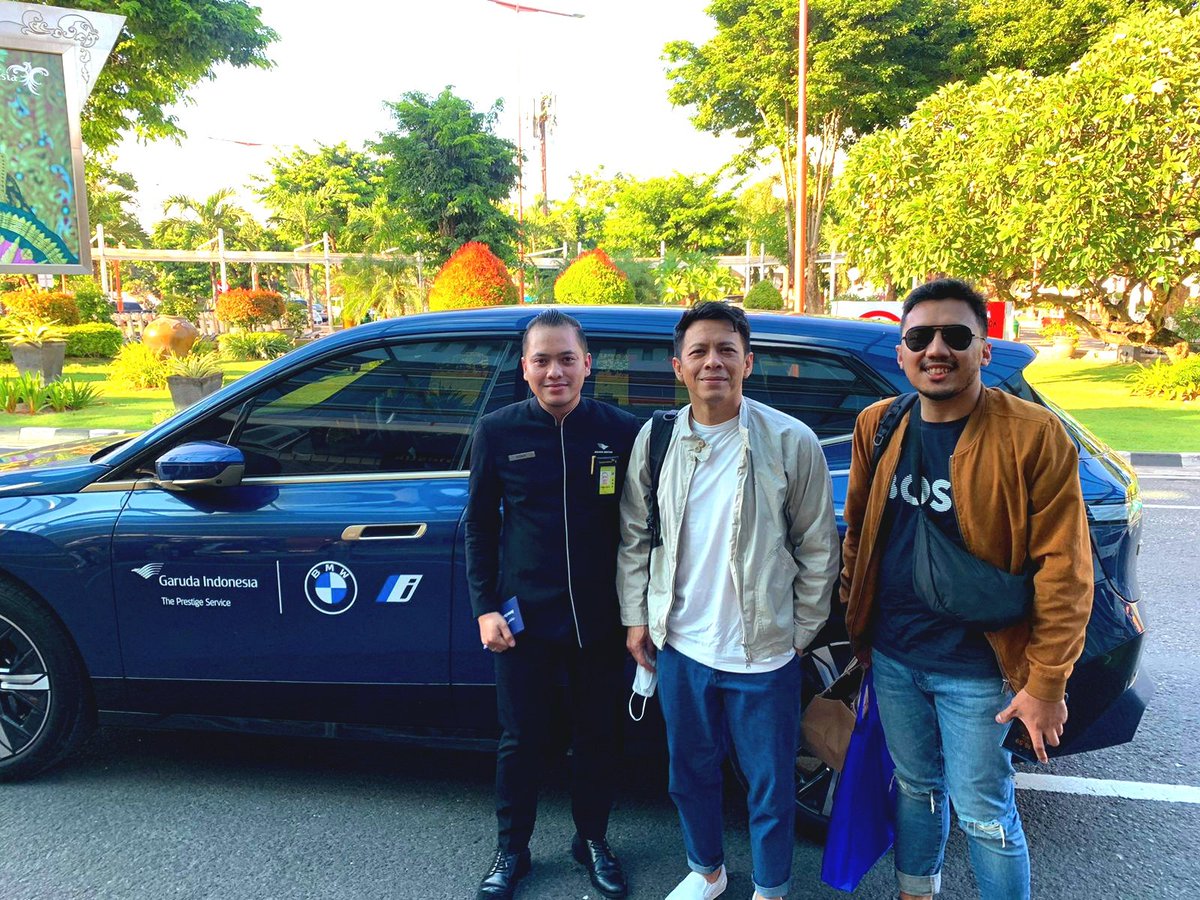 delfahmi's tweet photo. Prestige Service dari @IndonesiaGaruda penjemputan menuju Bandara menggunakan Mobil ramah lingkungan BMW IX EV 
Terima kasih @IndonesiaGaruda atas pelayanannya #Garudaindonesia https://t.co/wlIlX5gIVJ