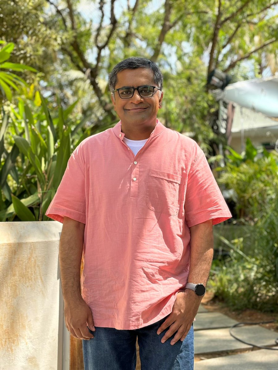 राजू बन गया जेंटलमैन! Never imagined that a 46-year old 'Uncle' with average looks, bulging waistline & grey hair would be called a 'Model'. Not just that ✅Personal Vanity ✅Personal Stylist ✅100+ Crew Members Pls suggest my debut movie name🙂 पिक्चर अभी बाकी है मेरे दोस्त!