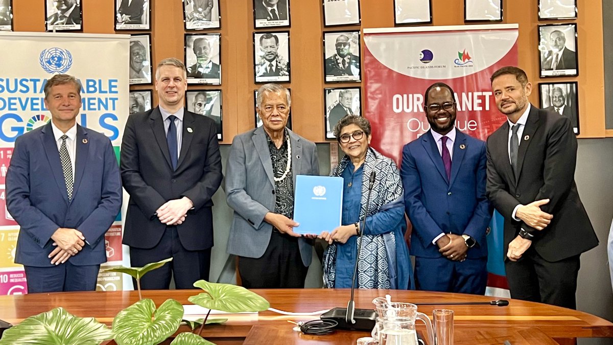 Selfie with🇺🇳Under-Secretary-General for LDC LLDC #SIDS, Ms Rabab Fatima! Honored to join @USGRabab_UN in witnessing 4 Resident Coordinators across the #Pacific signing a memorandum of“Principles” of collaboration between UN and #CROP with PIF Secretary-General H.E. @HenryPuna👏🏻