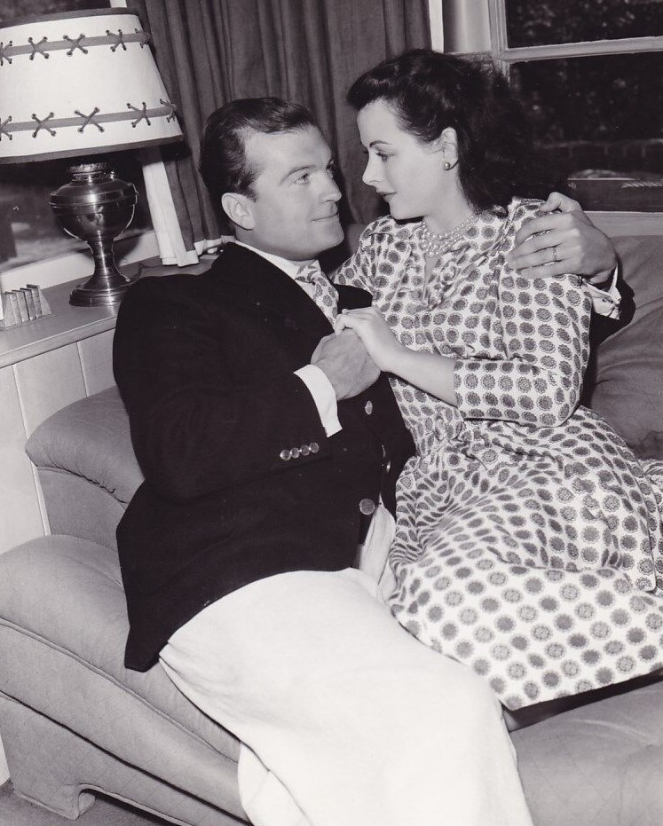 #JohnLoder and his missus, #HedyLamarr 1943 at home. His tie matches her dress.