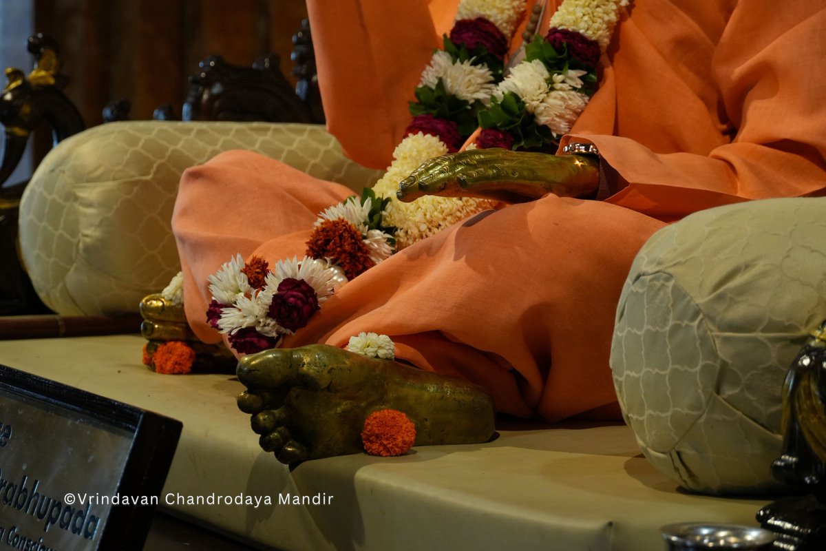 Today's Darshan of Sri Radha Vrindavanchandra, 18 April 2024.
गुरुवार, चैत्र मास, शुक्ल पक्ष,दशमी तिथि, विक्रम संवत् २०८१, गौरबदा 538 
  
#vrindavan #vrindavanchandrodayamandir #Krishna #Radha #HareKrishna #Dailydarshan #Darshan #divine #Devotion #RadhaKrishna