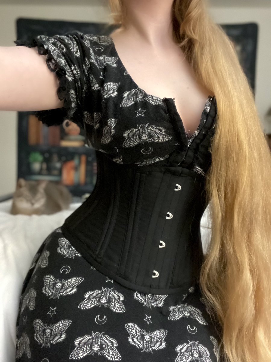 HauntedMaidenx's tweet photo. Getting back into corset training🖤 https://t.co/2T3BdD2ho1