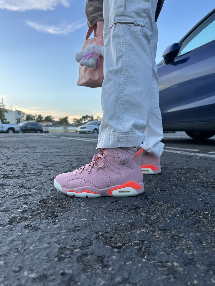 On Wednedays we wear pink 💕
👟: Aleali May x Wmns Air Jordan 6 ‘Millennial Pink’
#jordan6 #inmyjs #snkrskickcheck #yoursneakersaredope #kotd