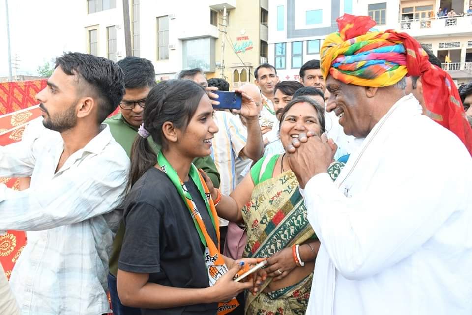 सीकर में कॉमरेड अमराराम की लहर दौड़ पड़ी है
बस एक बात ध्यान रखना INDIA alliance का वोट बूथ तक जाना जरूरी है
<a href="/comredamraram/">AmraRam</a>