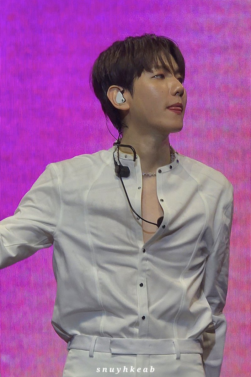 snuyhkeab's tweet photo. 20240413 LONSDALEITE IN MANILA

new outfit!!! ang tibay ng buttons nya pls huuuy what a hottie 🥵🥵

@B_hundred_Hyun #BAEKHYUN #백현이
#LONSDALEITEinManila
#LONSDALEITEinMNL
#2024BAEKHYUNAsiaTour https://t.co/1Q2KO1VQhf