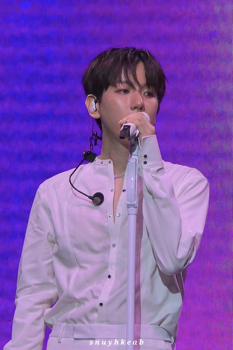 snuyhkeab's tweet photo. 20240413 LONSDALEITE IN MANILA

new outfit!!! ang tibay ng buttons nya pls huuuy what a hottie 🥵🥵

@B_hundred_Hyun #BAEKHYUN #백현이
#LONSDALEITEinManila
#LONSDALEITEinMNL
#2024BAEKHYUNAsiaTour https://t.co/1Q2KO1VQhf