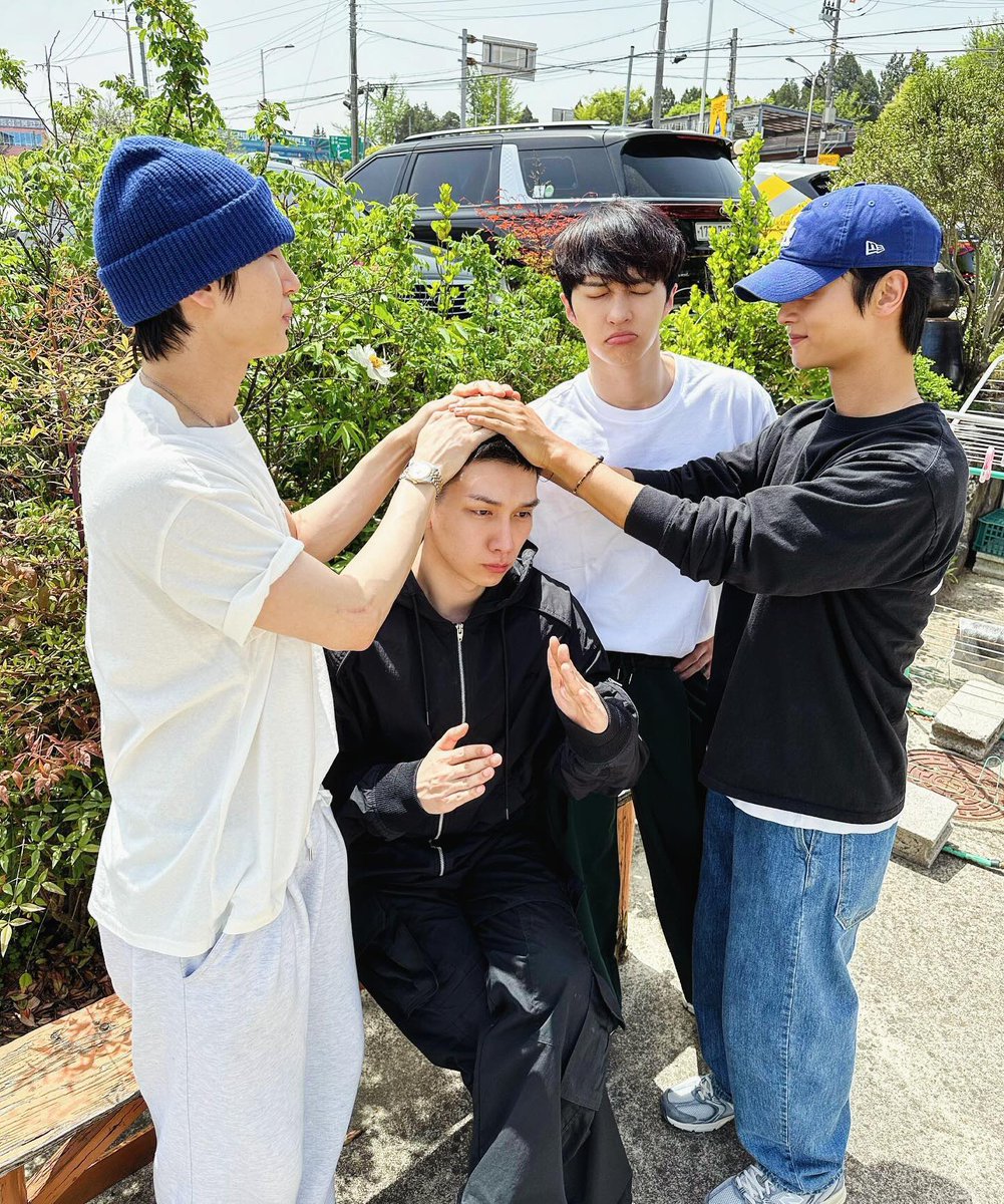 muse9reum's tweet photo. 이럴수가......... 이게 가족이야 🥹🥹🥹🥹 https://t.co/LrVBX966V3