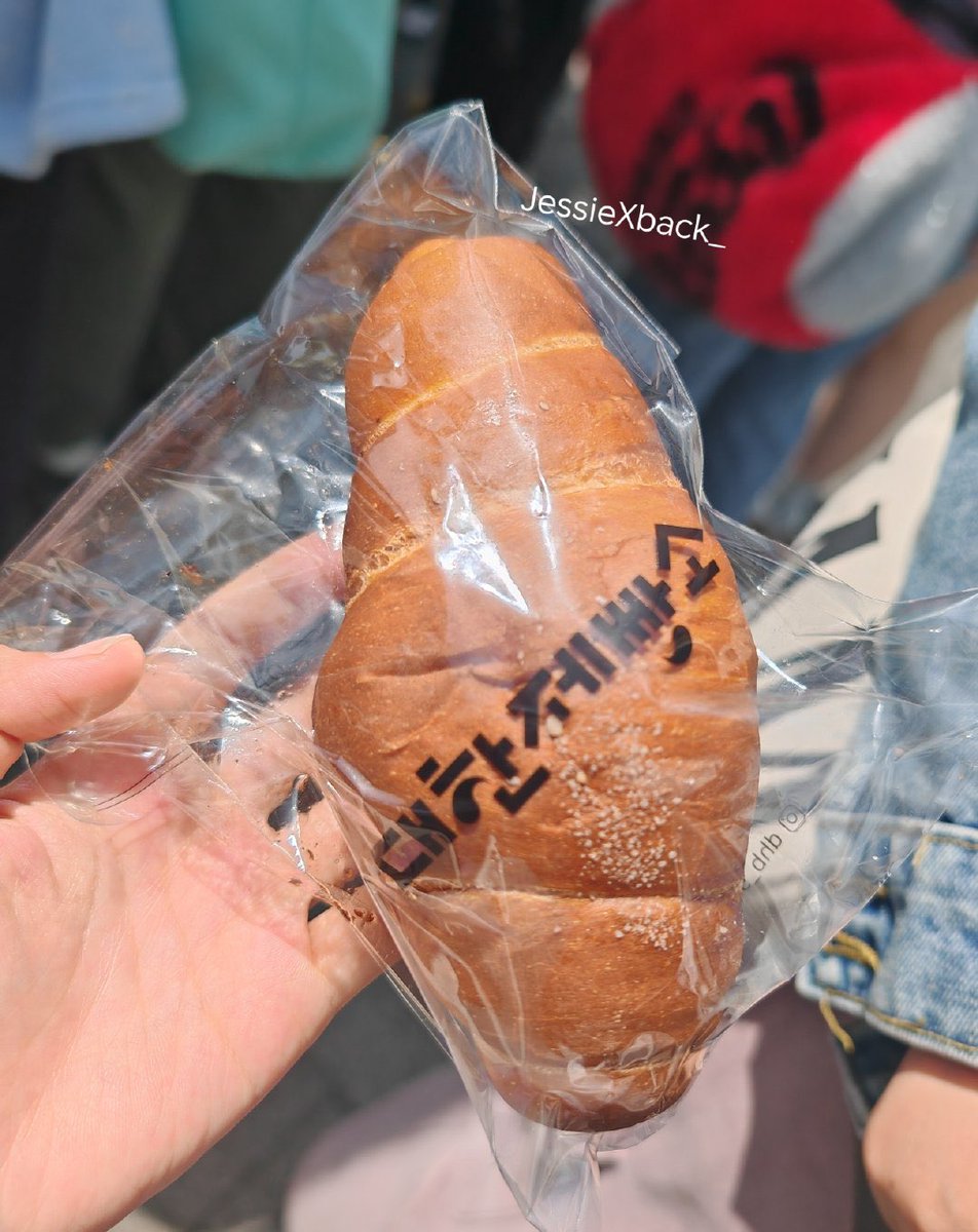 Yixing prepared breads for fans who were partcipating the MCountdown broadcast today