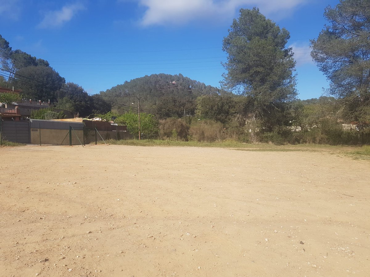 Cal que aquest espai sigui d'ús públic. Esteu fent una gàbia per les vostres cases? Aquest espai ha estat històricament la zona d'esbarjo de les veïnes i veïns de la Rierada i de Molins. <a href="/AjMolinsdeRei/">Ajuntament de Molins de Rei</a> <a href="/parcncollserola/">Parc Natural de Collserola</a>