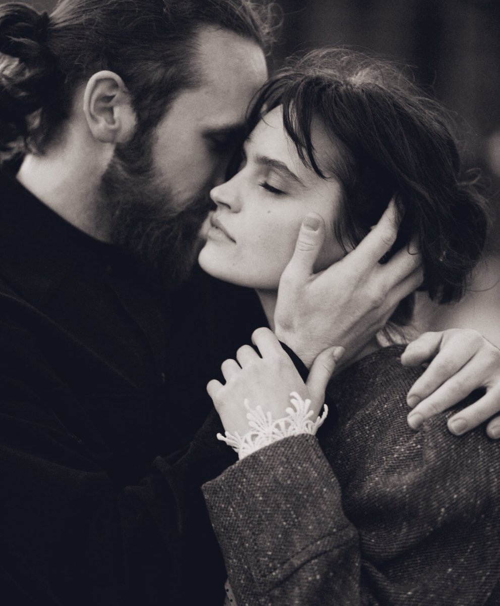 claudiarroyo08's tweet photo. "A veces el cielo no está tan arriba, está en ese beso que te llena paz, en ese abrazo que sientes hogar, y en esas manos que siempre te cuidan sin quererte soltar".ca💜 https://t.co/4ZCrpgsiHr