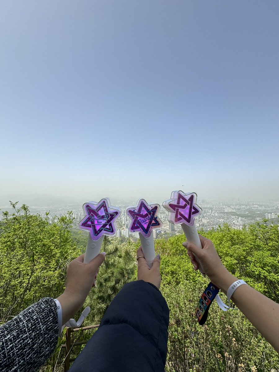 cutiebinwoo's tweet photo. How our hiking turned to an early crying session

We decided to hike to the Seomun Gate observatory near Gukcheongsa Temple (former Moon Space) today, April 18, because we didn't want to go with the crowd tomorrow. https://t.co/xusNxqtRmL