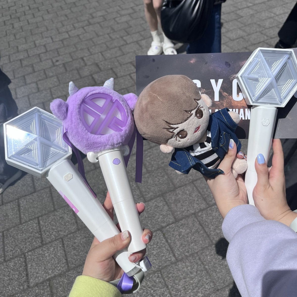 AngelPadcott01n's tweet photo. Just now PD called us EXO-L and then changed to call us fans, but Yi Xing took the initiative to say that it is OK to call fans or EXO-L, it doesn’t matter.Because whether it is EXO-L or just fans who like Yi Xing, everyone comes here because they have a heart that loves him #EXO https://t.co/OUgKKgTcA2