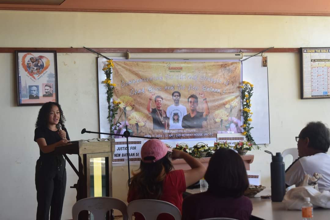 IN PHOTOS: Family, friends, and progressive groups commemorate the life and struggle of slain volunteer teacher Chad Booc and the New Bataan 5.

Karapatan Central Visayas led the gathering at the SVD Retreat House, USC Talamban for Teacher Chad who would have turned 30 years old…