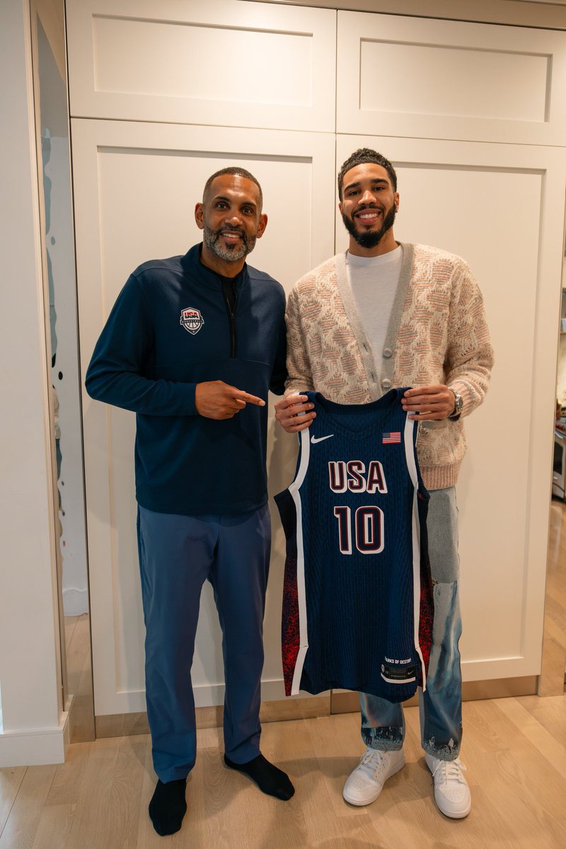 __BNFA's tweet photo. 選手達がアメリカ代表のユニホームを受け取りました🇺🇸🏀

背番号
カリー 4番
エドワーズ 5
レブロン 6番
デュラント 7番
レナード 8番
ハリバートン 9番
テイタム 10番
エンビード 11番
ホリデー 12番
アデバヨ 13番
デイビス 14番
ブッカー 15番 https://t.co/vNeNt8w3Z8
