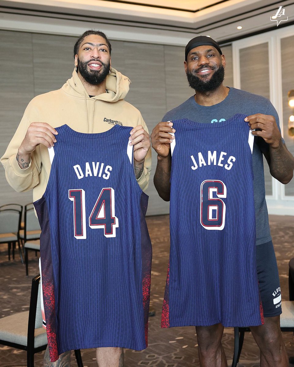 __BNFA's tweet photo. 選手達がアメリカ代表のユニホームを受け取りました🇺🇸🏀

背番号
カリー 4番
エドワーズ 5
レブロン 6番
デュラント 7番
レナード 8番
ハリバートン 9番
テイタム 10番
エンビード 11番
ホリデー 12番
アデバヨ 13番
デイビス 14番
ブッカー 15番 https://t.co/vNeNt8w3Z8