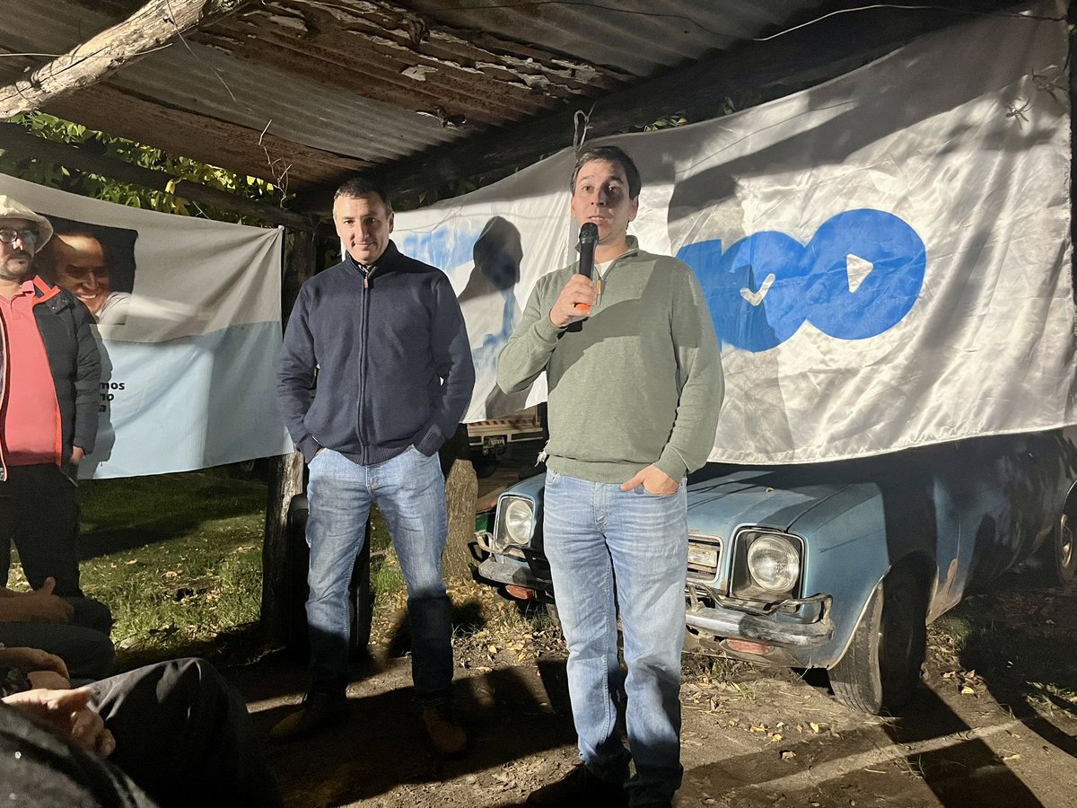 Lista400Salto's tweet photo. Muy linda reunión barrial en Colonia 18 de Julio, mano a mano con los vecinos de la zona. Gracias a la familia de "Tilaco" por recibir al Equipo de la 400.
Otra familia que se suma.

@AlvaroDelgadoUy Presidente.
@CarlosAlbisu Intendente.
@ConstenlaPablo Diputado. https://t.co/sRYsfb5lct