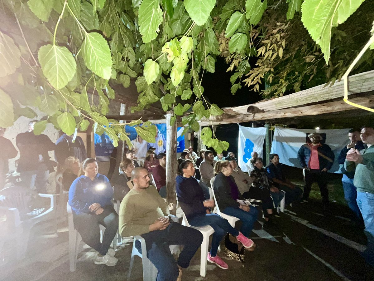 Lista400Salto's tweet photo. Muy linda reunión barrial en Colonia 18 de Julio, mano a mano con los vecinos de la zona. Gracias a la familia de "Tilaco" por recibir al Equipo de la 400.
Otra familia que se suma.

@AlvaroDelgadoUy Presidente.
@CarlosAlbisu Intendente.
@ConstenlaPablo Diputado. https://t.co/sRYsfb5lct