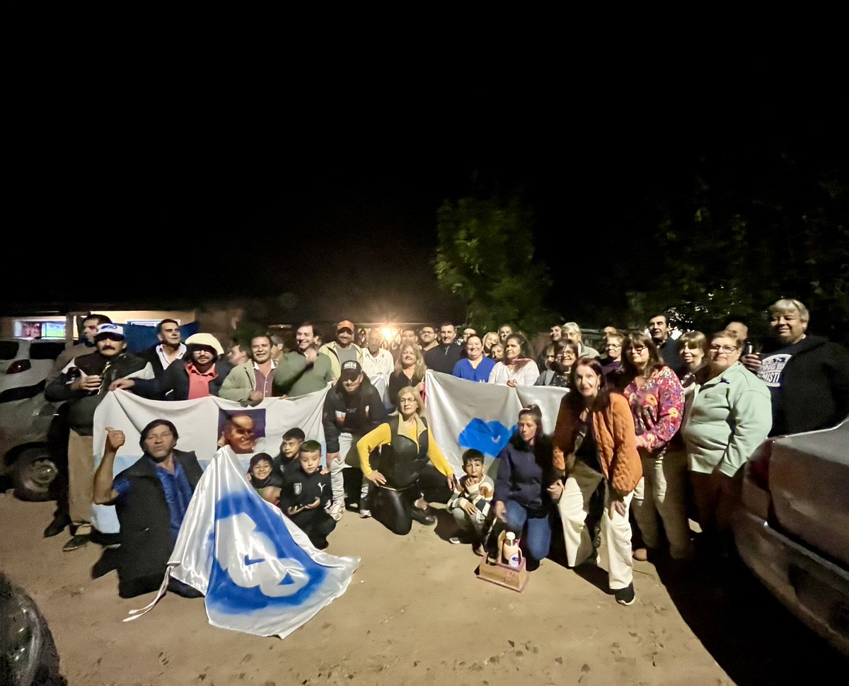Lista400Salto's tweet photo. Muy linda reunión barrial en Colonia 18 de Julio, mano a mano con los vecinos de la zona. Gracias a la familia de "Tilaco" por recibir al Equipo de la 400.
Otra familia que se suma.

@AlvaroDelgadoUy Presidente.
@CarlosAlbisu Intendente.
@ConstenlaPablo Diputado. https://t.co/sRYsfb5lct