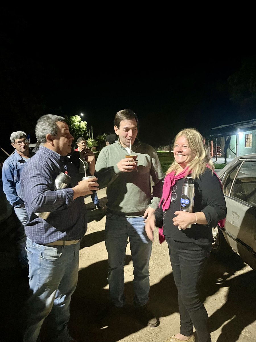 Lista400Salto's tweet photo. Muy linda reunión barrial en Colonia 18 de Julio, mano a mano con los vecinos de la zona. Gracias a la familia de "Tilaco" por recibir al Equipo de la 400.
Otra familia que se suma.

@AlvaroDelgadoUy Presidente.
@CarlosAlbisu Intendente.
@ConstenlaPablo Diputado. https://t.co/sRYsfb5lct