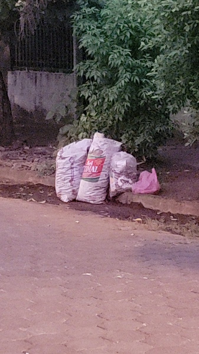 fredisacs's tweet photo. Ya se les hizo costumbre... Que lindo! Otro día sin pasar la basura... Le pedimos al cro. @Armas2Enrique que nos eche una mano! Pobladores del Barrio El Edén... https://t.co/5aWFst8dTK
