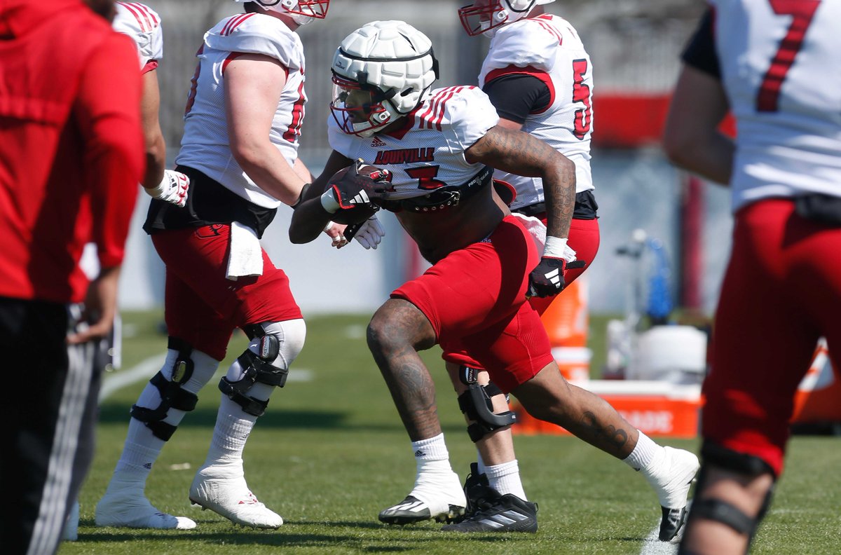 Louisville RB Peny Boone has officially re-entered the transfer portal, @TheAthletic has learned. The 2023 MAC Offensive Player of the Year at Toledo is back on the market after spending the spring with the Cardinals. bit.ly/3JmQ7Ze