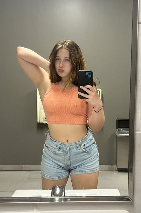 2 pic. Excuse me… my eyes are up here sir! https://t.co/XFnsV1XHoM