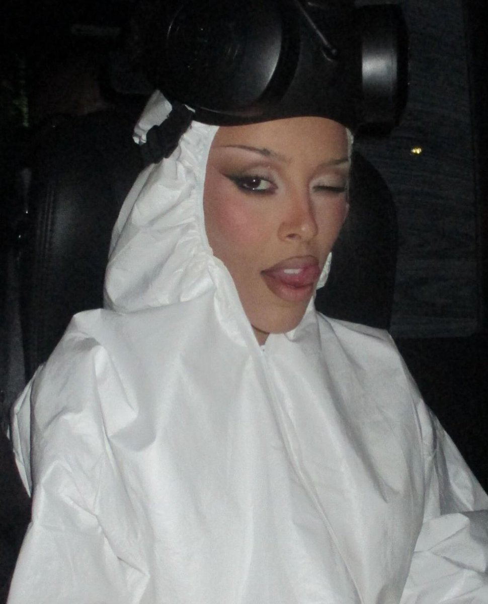 saw someone call dojas hazmat suit “a resemblance of a body bag, she’s doing this on purpose yall are so blind” had a really good laugh earlier it was pretty funny