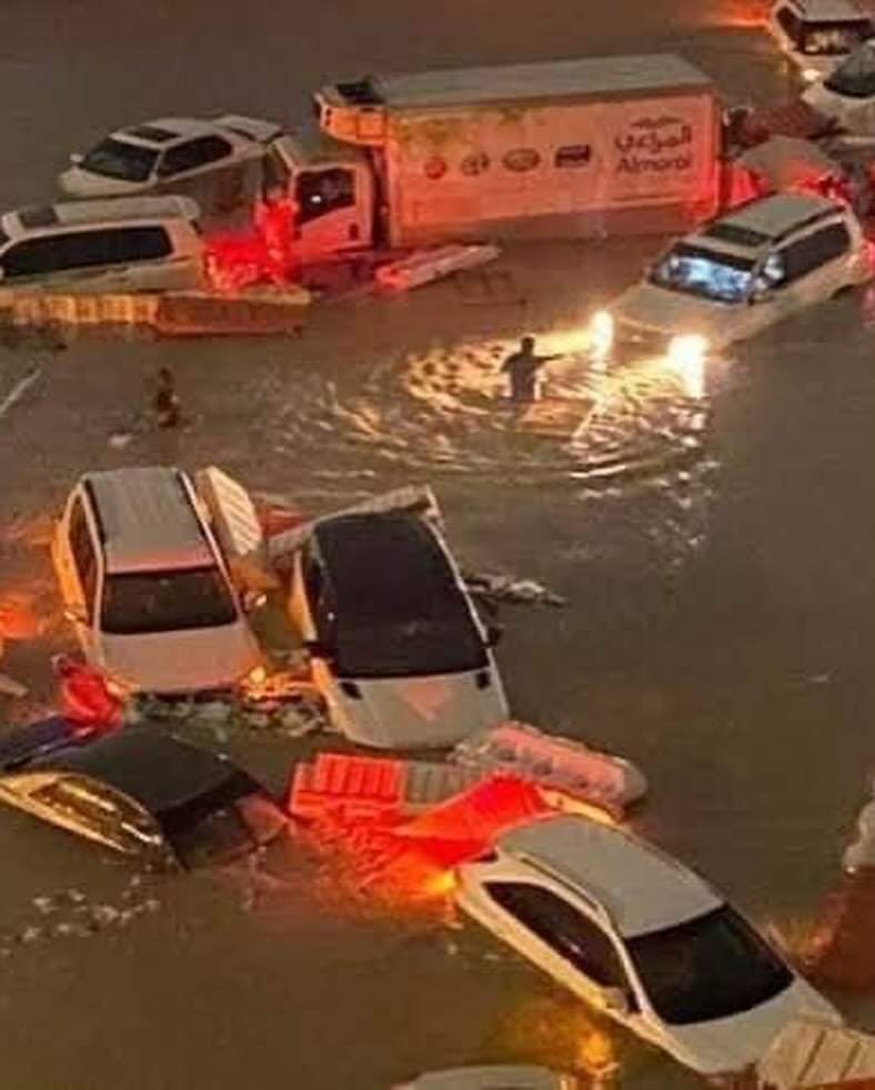 #LoMásViral 🗞☕️| ‼️ Se inunda completamente #Dubai‼️

Los niveles récord de precipitaciones han paralizado Dubai y Omán

Cabe mencionar que el Gobierno utiliza drones para inducir lluvia artificial, provocando la creación de tormentas sin precedentes.

Fotos: Redes Sociales
