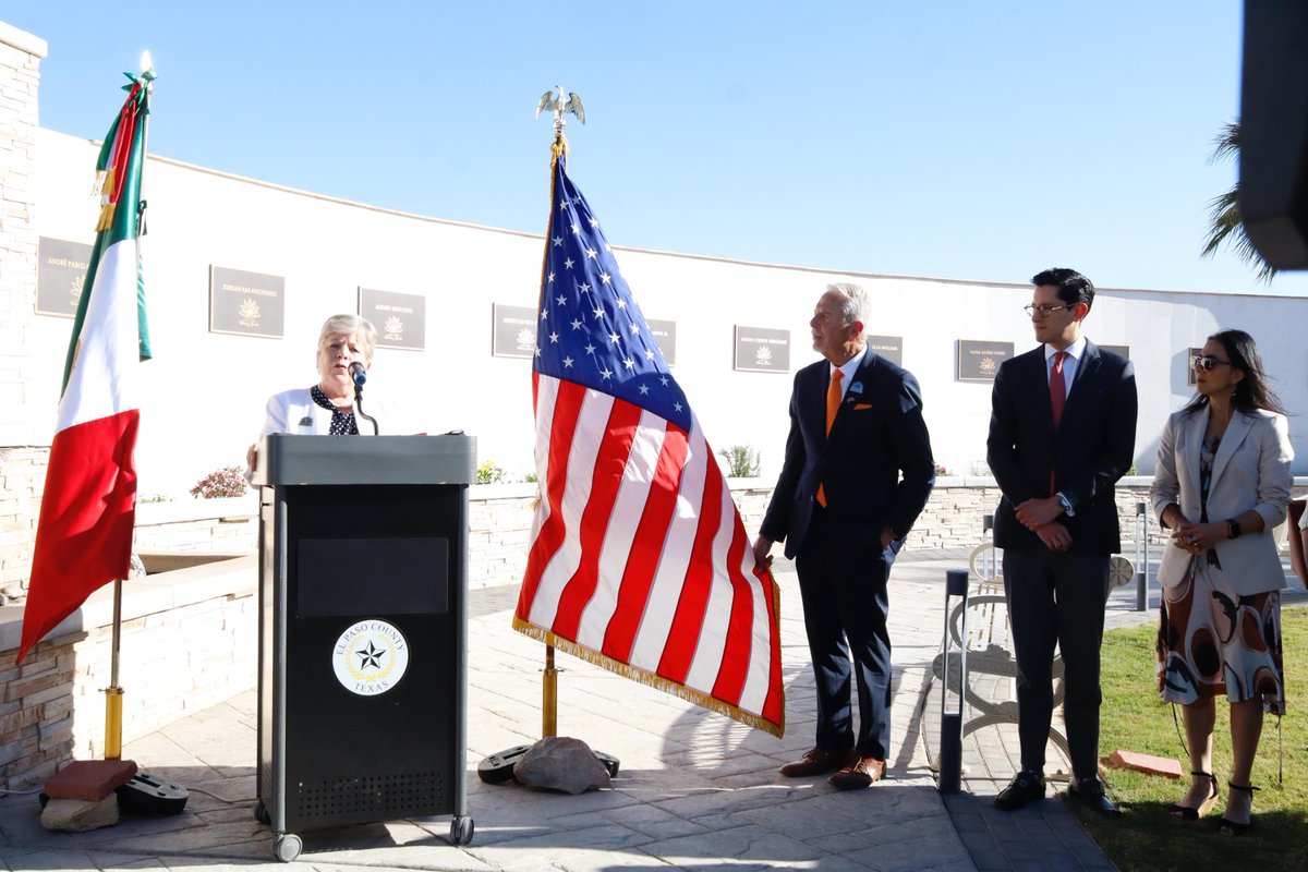 📸 En memoria de las víctimas del tiroteo de agosto de 2019, la canciller Alicia Bárcena visitó El Paso Healing Garden, con familiares de quienes padecieron el suceso y para acompañarles con un diálogo franco, cercano y abierto.

"No solamente se recuerda a las 23 personas que