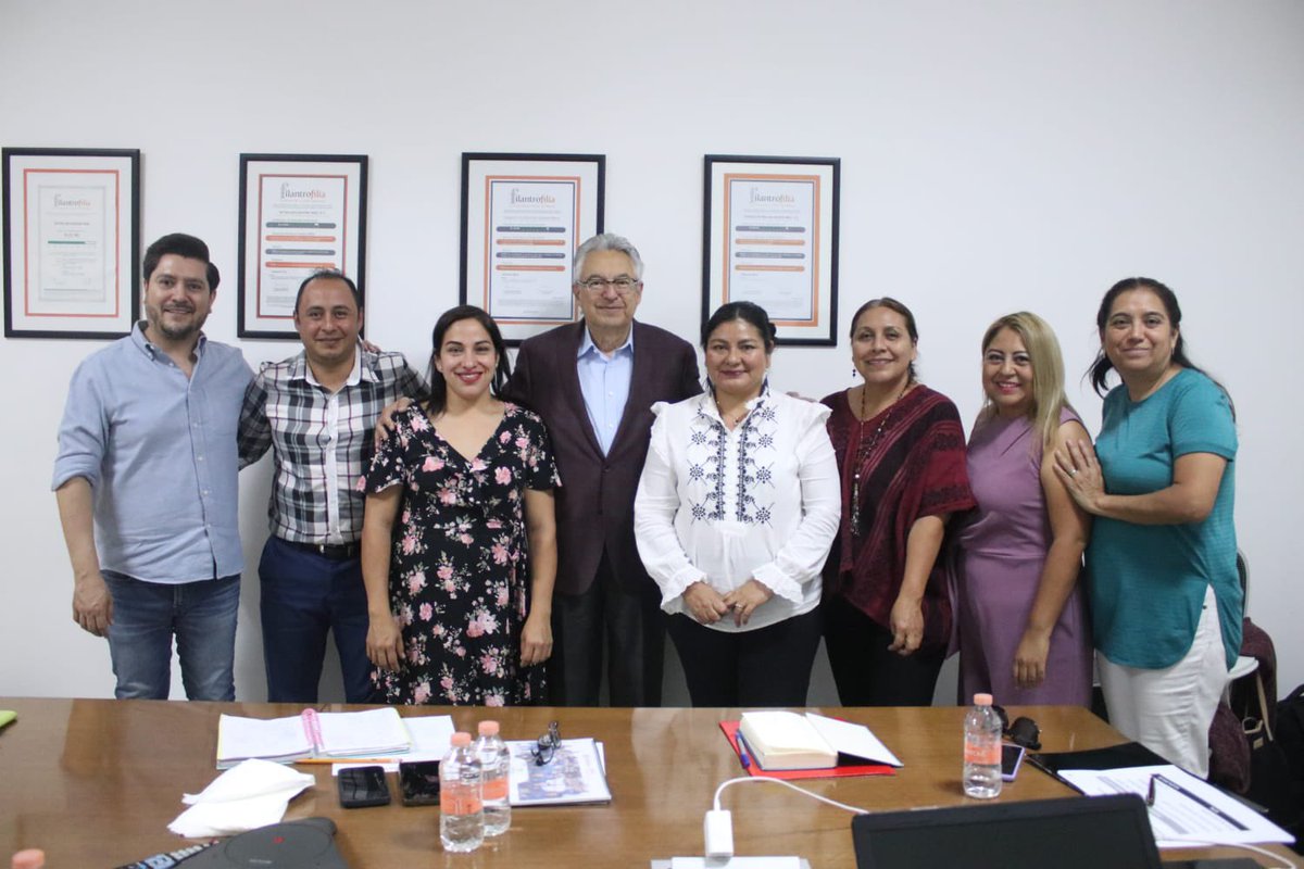 IEEPOGobOax's tweet photo. Por encomienda del Dir. Gral. del IEEPO, Emilio Montero Pérez, la Dirección de Desarrollo Educativo sostuvo una mesa de trabajo con la Fundación Ver Bien para Aprender Mejor, con el fin de revisar actividades en apoyo a estudiantes de nivel básico con dificultades visuales. https://t.co/gDfmsDQeSw