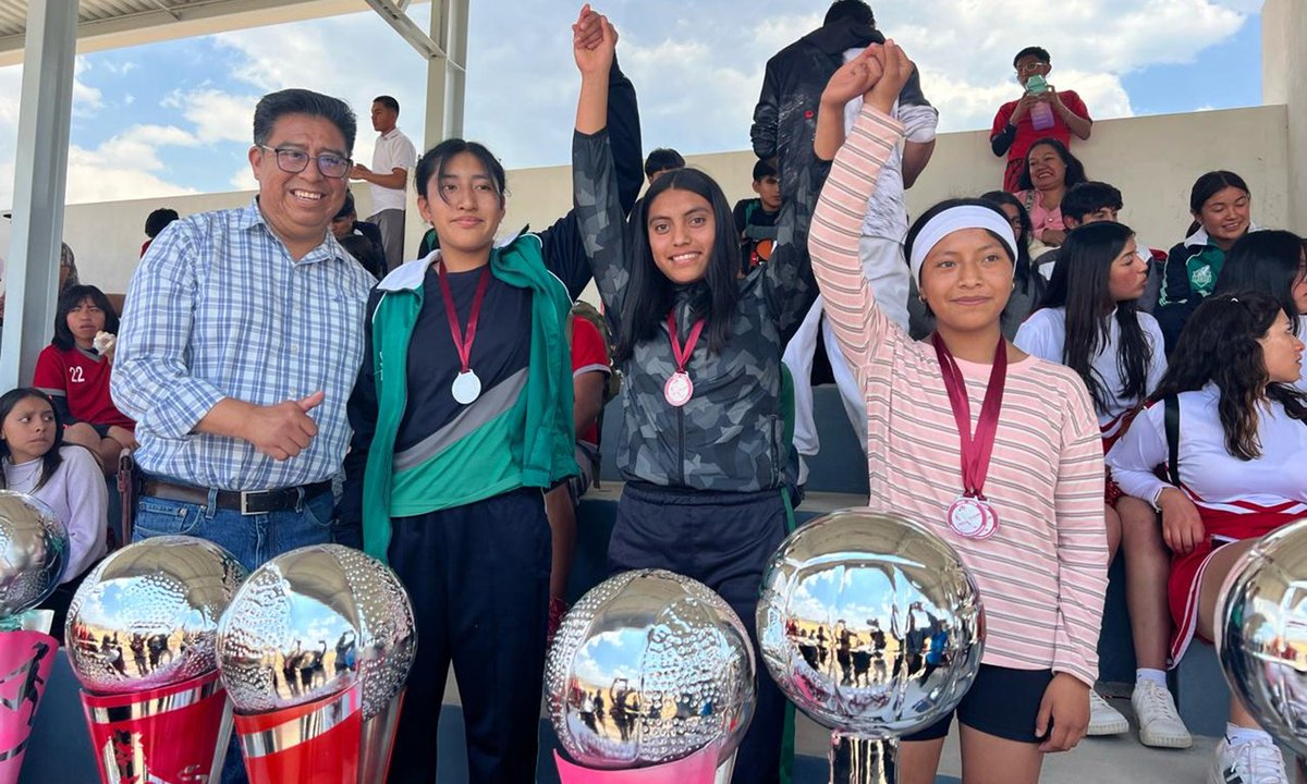ConalepTemoaya's tweet photo. Felicitamos a los estudiantes que participaron en el torneo regional Temoaya 2024 y en especial a las estudiantes que obtuvieron el primer  y tercer  lugar en la disciplina de atletismo
Su esfuerzo, dedicación y perseverancia las han llevado  a la victoria
#ApasionadamenteCONALEP https://t.co/LHda4ADnEw