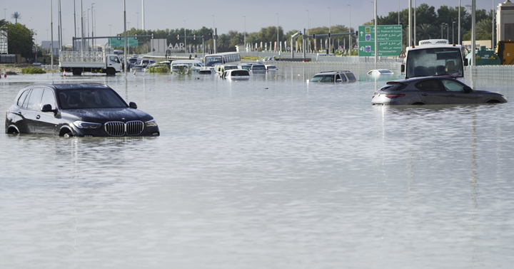 Heavy thunderstorms lashed the United Arab Emirates on Tuesday, dumping the heaviest rain ever recorded in the country in the span of hours as it flooded out portions of major highways and Dubai’s international airport. Know more: businessmirror.com.ph/2024/04/17/sto…