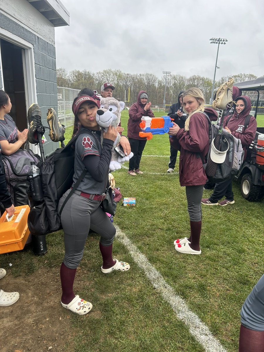 Back in the Win column today as the bats were red hot on this cool rainy day & beat RBR 19-1….Izzy Weimer-3 hits & 5 RBI, Hayley Maresca with a 3 Run homer. Ryann gets the win with 4 inning 6k. So of course defense wins Harry as Serenity made back to back spectacular plays in CF