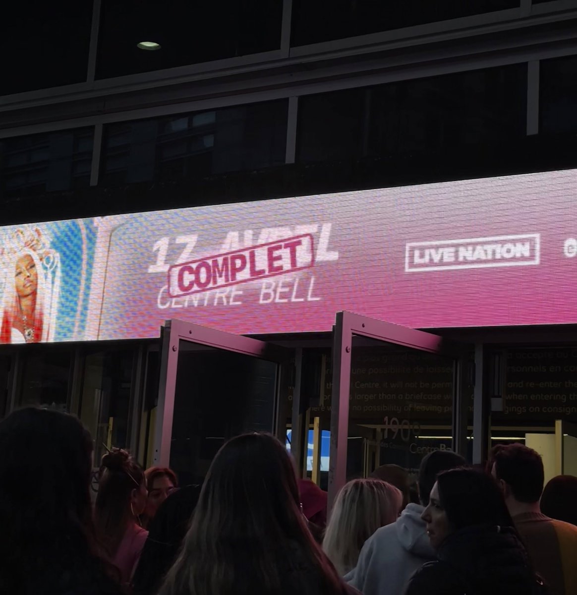 Nicki Minaj’s #PinkFriday2WorldTour in Montreal marks her 24th consecutive sold-out show. 

📸: Buzzingpop