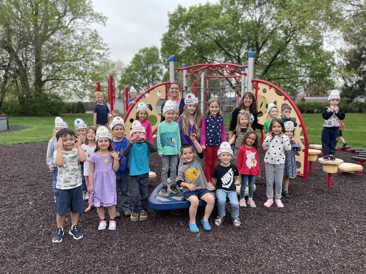 GoMountsEarly's tweet photo. These future Mountaineers are all smiles! They are ready for kindergarten at Akron Elementary.  Thanks to Mrs . Horner for making this night special! @GoMounts @AkronElem https://t.co/LKS8SJluKO
