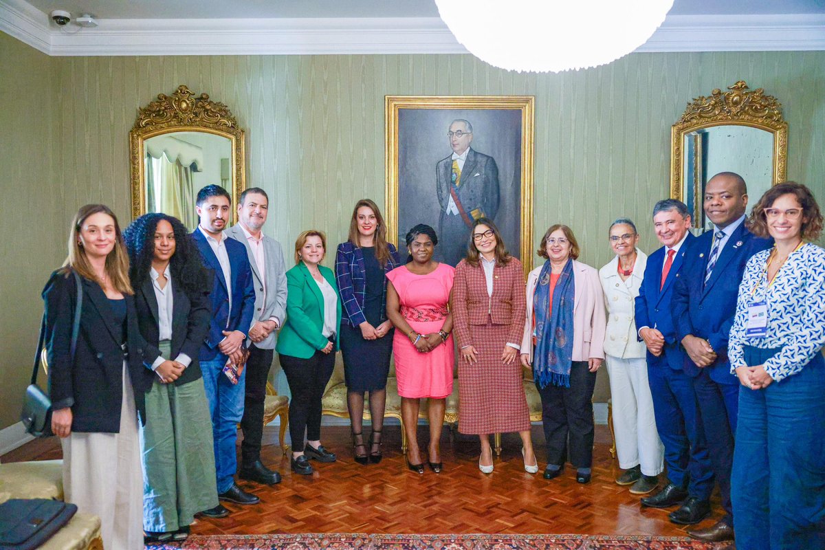FranciaMarquezM's tweet photo. Es un orgullo para mí reunirme con la Primera Dama de Brasil @JanjaLula, las ministras, de Mujeres, @CidaMulheres; y de Medio Ambiente, @MarinaSilva, y los ministros, de Derechos Humanos, @silviolual; y Desarrollo Social, @wdiaspi; de este país hermano.

Durante este encuentro, Colombia y Brasil acordamos establecer un marco amplio de cooperación para trabajar distintos temas enlazados con justicia racial y reparaciones históricas, justicia ambiental y climática, de cara a apuestas comunes en la #COP16Colombia y el Sistema Regional de Cuidado.

📸 @infopresidencia  y Claudio Kbene