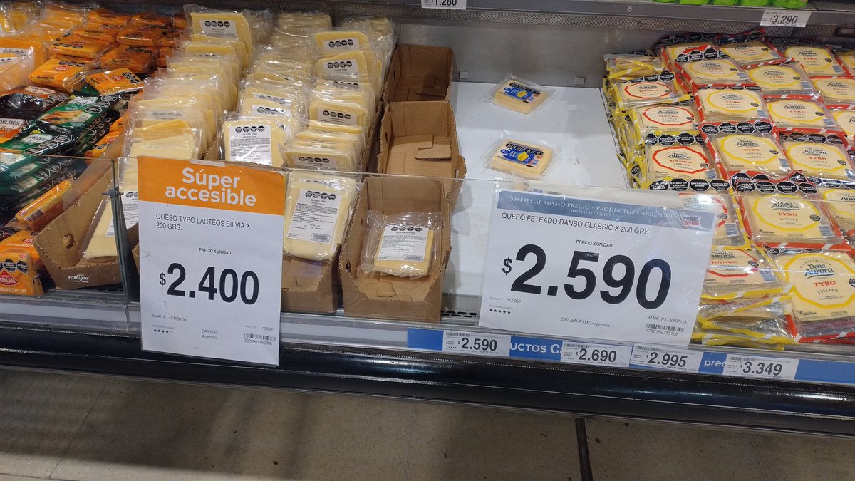 Pabloandresb's tweet photo. Así te miente @carrefourarg , congela precios a valor más alto. No toman por b... dos?? @LuisCaputoAR https://t.co/0gwzd13Wef