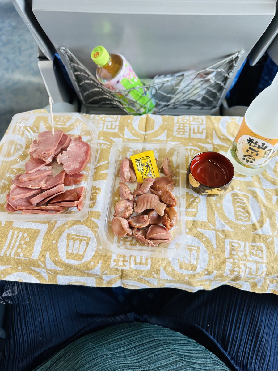 #Japan snacks sold at train stations for travel. Beef tongue and sunagimo chicken gizzard. The yellow pack is ⁦@Yawatayaiso560⁩ #yuzu #shichimi spice.

I travel with a lacquer #guinomi #sake cup. 🥰 

#foodsaketokyo #visitjapan #japantravel #japanfood