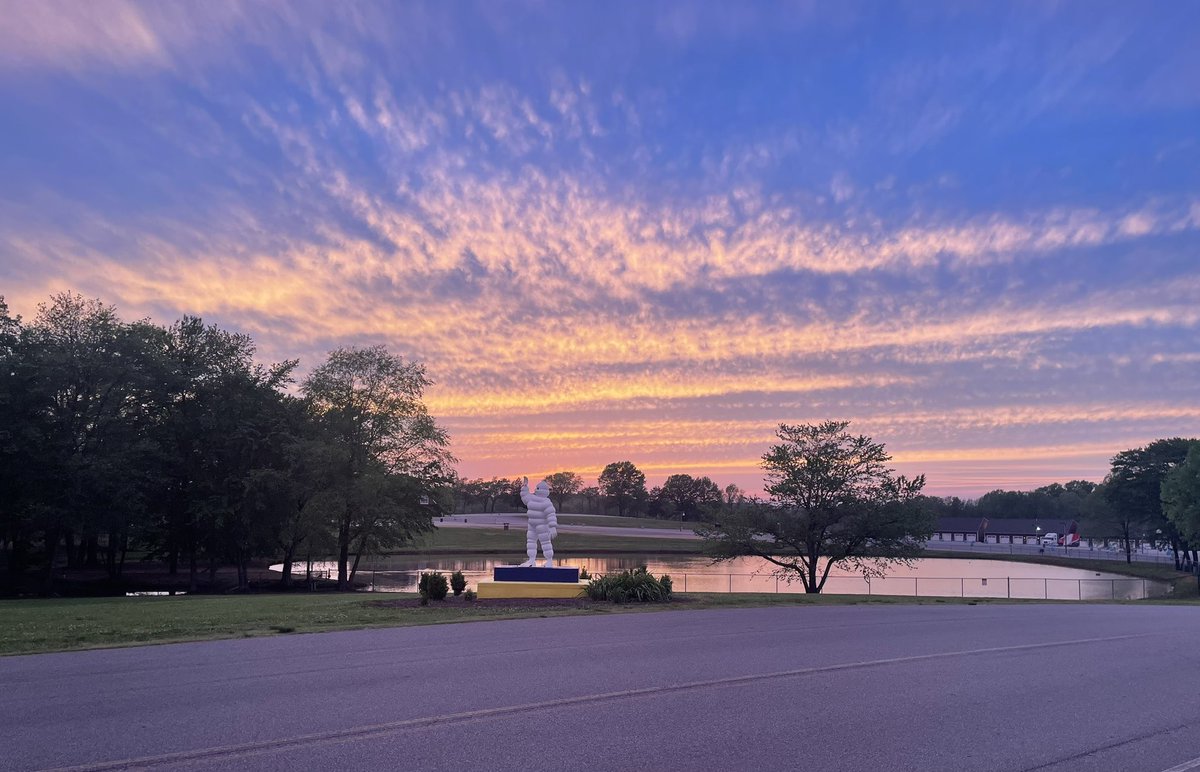 mikerose00's tweet photo. Sometimes @VIRNow really loves to show off. So blessed to play a minor part at this beautiful place.  #HeavenOnEarth #SunsetInParadise https://t.co/WRzrBwKyr4